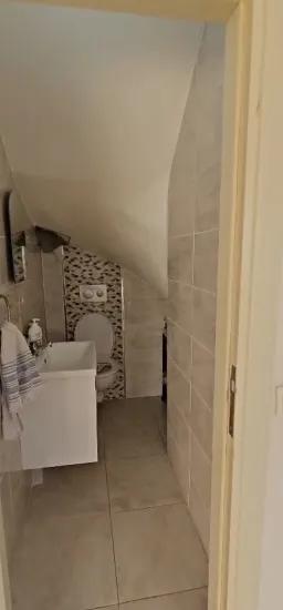 In Beldibi befindet sich In einem jungem Gebäude Im Zustand null eine luftige und große 3+1 Mietwohnung