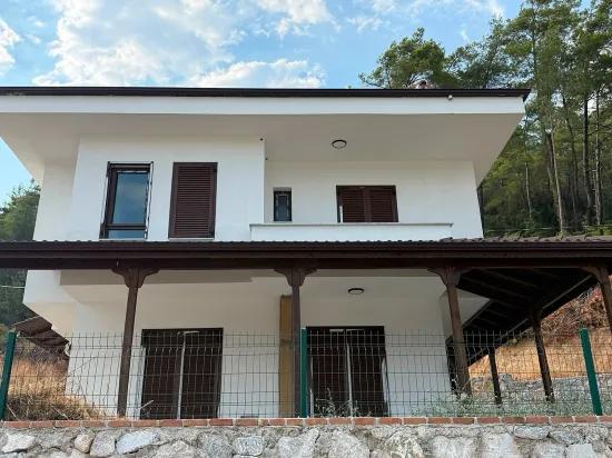 📍 Im Çetibeli Mahallesi befindet sich eine komfortable 3+1 unabhängige Villa - einzigartig zur Miete