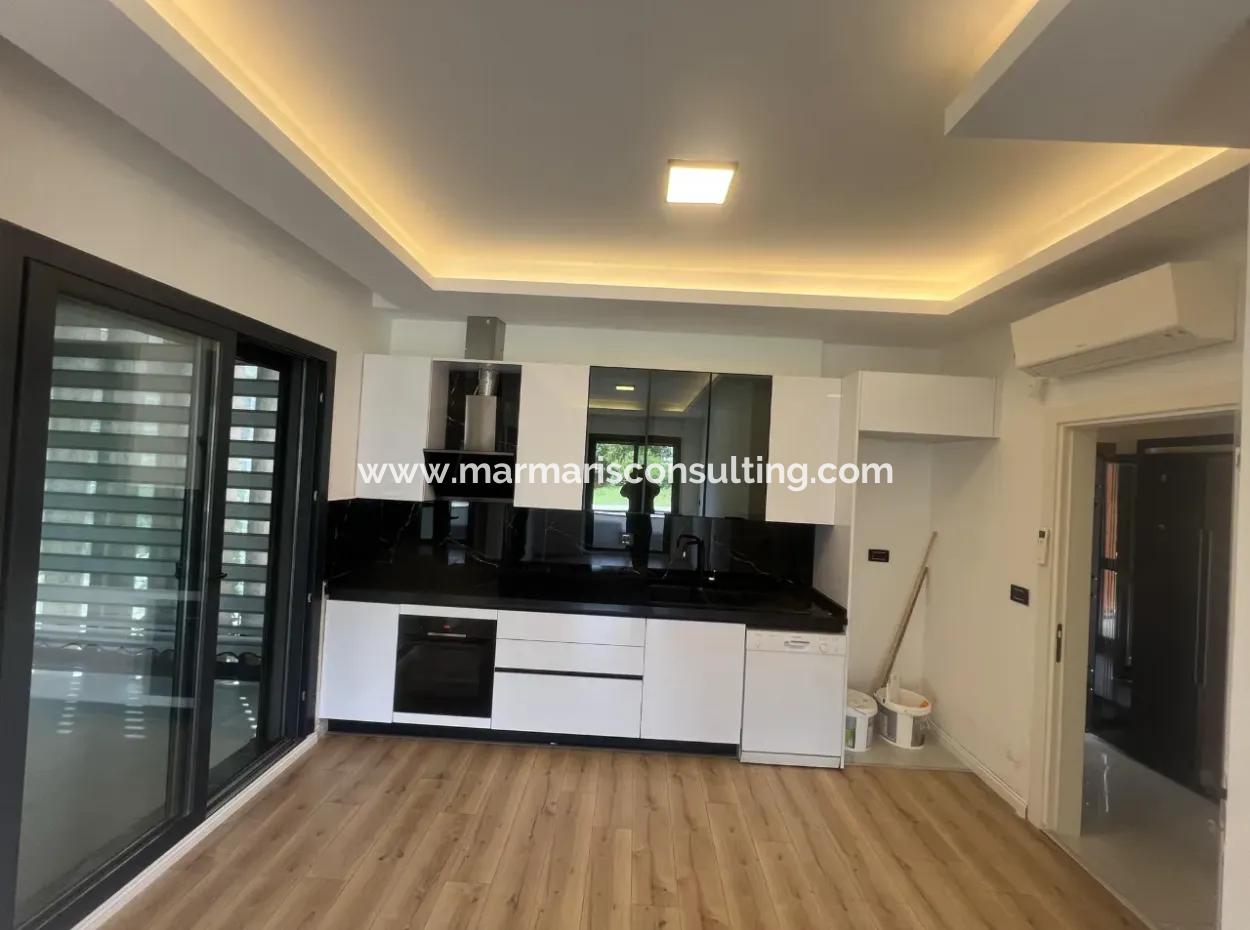 Luxuswohnung Zum Verkauf In Einem Stilvollen Komplex Im Zentrum Von Marmaris, Mit Erdgeschoss, Garten, 3 Zimmern, 1 Wohnzimmer, Parkplatz