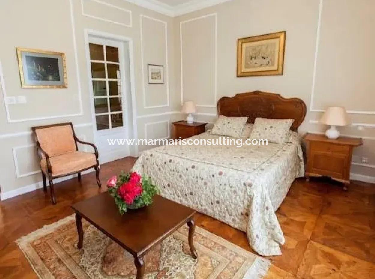 In Einer Entfernung Von 10 Km Vom Zentrum Von Marmaris, Gebaut Mit Französischer Architektur Bauernhaus Ist Zum Verkauf.