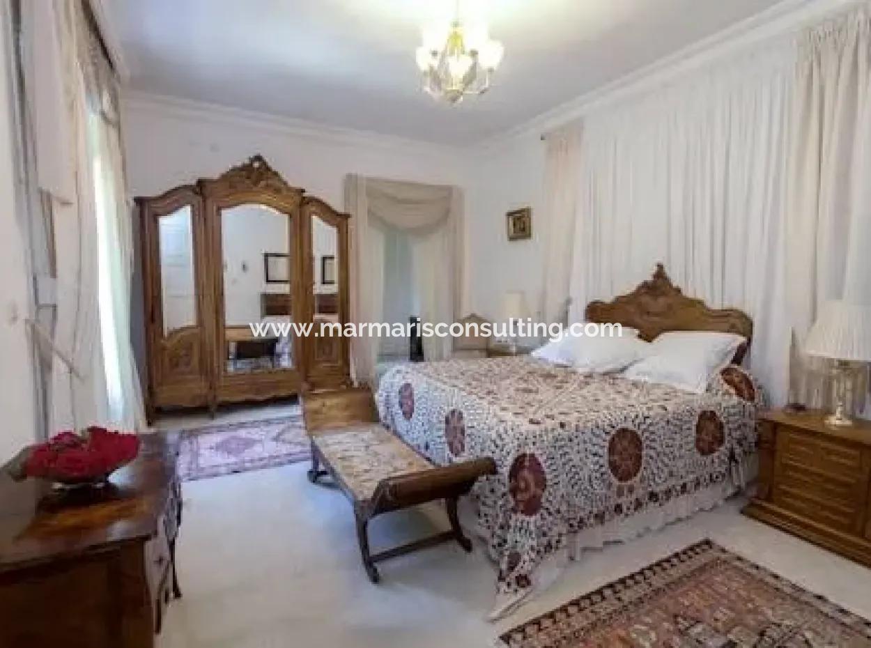 In Einer Entfernung Von 10 Km Vom Zentrum Von Marmaris, Gebaut Mit Französischer Architektur Bauernhaus Ist Zum Verkauf.