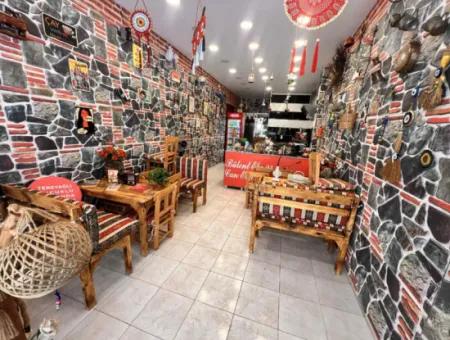Geschäft Zum Verkauf Im Geschäftigen Zentrum Von Marmaris Mit Bereitwilligen Kunden Mit Seinem Einzigartigen Konzept