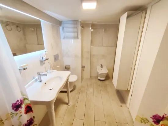 В районе Чилдыр квартал с садом 2+1 этаж в собственности на продажу квартира