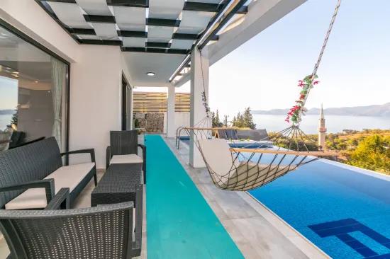 Faralya'da deniz manzaralı muhteşem bir villa