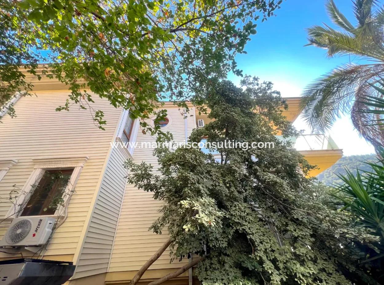 Marmaris Armutalan Mevkiisinde 900M2 Arsa Payı Mevcut 4 Oda 2 Salon 5 Banyo 450M2 Satılık Konak