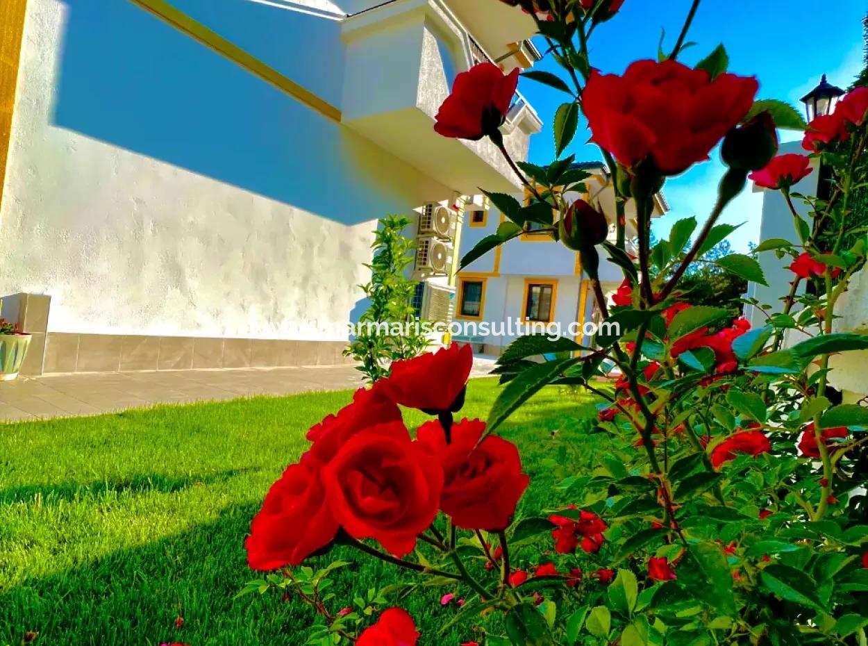 Marmaris Çetibeli,Nde 780M2 Arsa İçerisinde 3 Adet Yüzme Havuzu Ve Çocuk Havuzu Ve Bakıcı Evi Mevcut  Satılık Villa