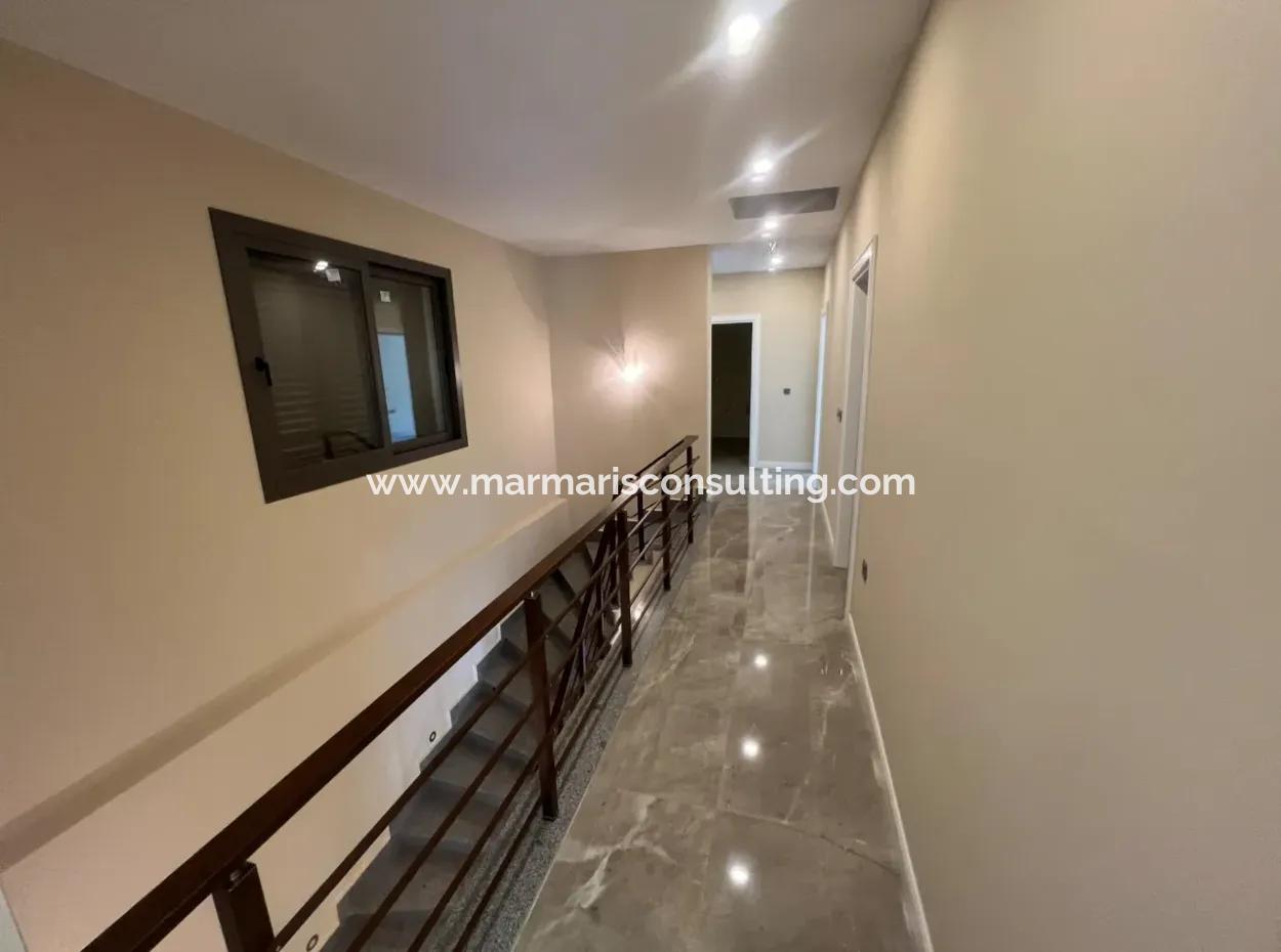 Marmaris İlçesi İçmeler Mahallesinde Orman Manzaralı Tam Müstakil 450M2 Arsa İçerisinde Yüzme Havuzlu 4 Oda 4 Banyo 240M2 Satılık Ultra Lüks Villa