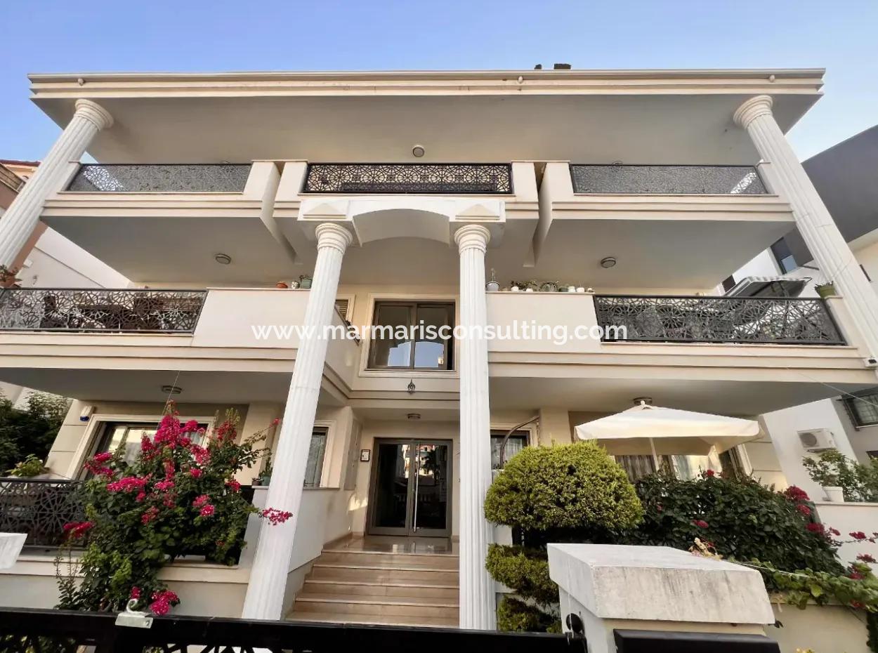 Marmaris Merkezinde Muhteşem Lokasyonda  Satılık Harika Bir Daire 2 Oda 1 Salon 110M2 Bahçeli Denize 300 Metre