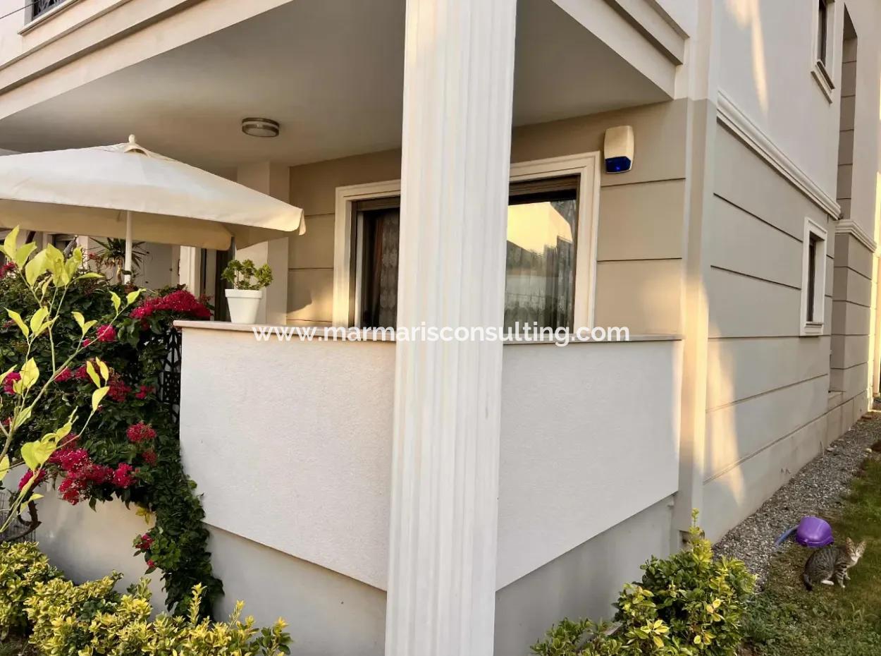 Marmaris Merkezinde Muhteşem Lokasyonda  Satılık Harika Bir Daire 2 Oda 1 Salon 110M2 Bahçeli Denize 300 Metre