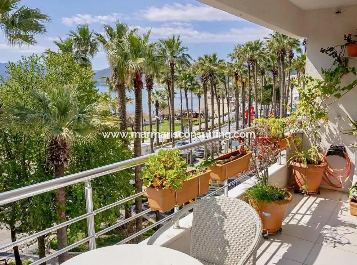 Marmaris Merkezde Denize Sıfır Muhteşem Bir Lokasyonda 2 Oda 1 Salon 106M2 Satılık Yalı Dairesi