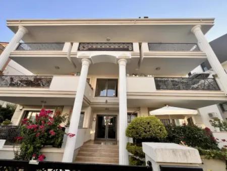 Marmaris Merkezinde Muhteşem Lokasyonda  Satılık Harika Bir Daire 2 Oda 1 Salon 110M2 Bahçeli Denize 300 Metre