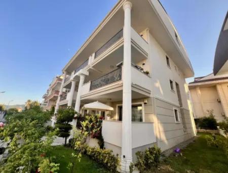 Marmaris Merkezinde Muhteşem Lokasyonda  Satılık Harika Bir Daire 2 Oda 1 Salon 110M2 Bahçeli Denize 300 Metre