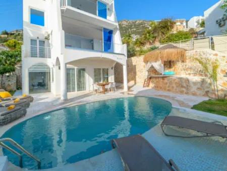 Kalkan,Da Muhteşem Deniz Manzaralı Yüzme Havuzu Mevcut Müstakil Satılık Villa Özel Yapım Bir Villa