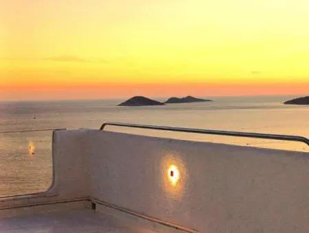 Kalkan,Da Muhteşem Deniz Manzaralı Yüzme Havuzu Mevcut Müstakil Satılık Villa Özel Yapım Bir Villa